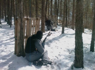 Jugar al paintball con nieve